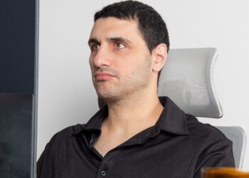 Rodrigo Ramos D’Agostino analiza los riesgos ocultos de la sobreexposición digital en finanzas