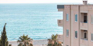 Dos meses de alquiler de verano en la Costa Brava supera los ingresos de un año completo en Girona capital
