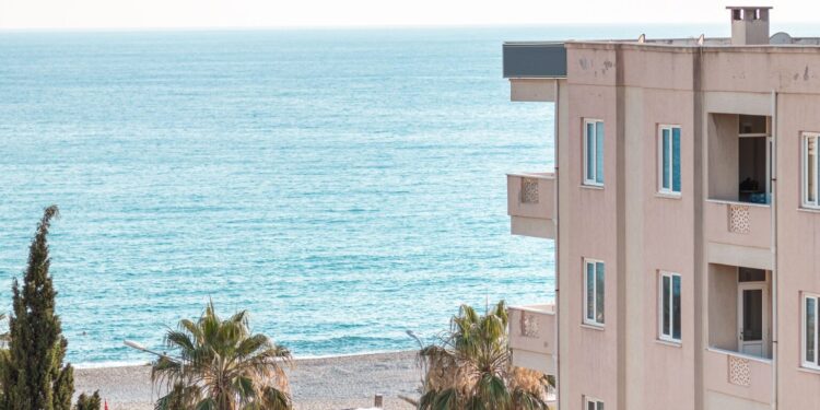 Dos meses de alquiler de verano en la Costa Brava supera los ingresos de un año completo en Girona capital